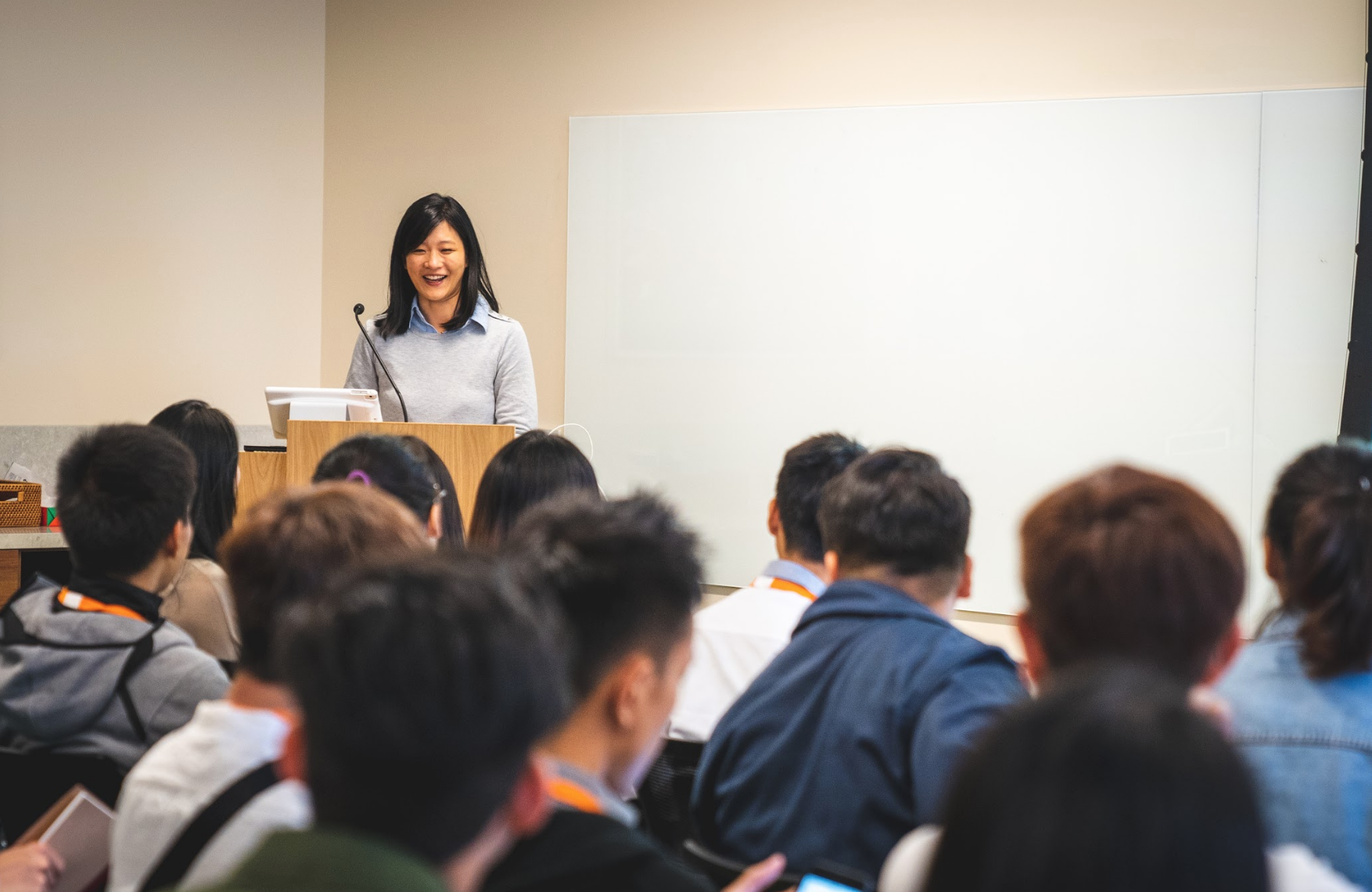 Salesforce軟體研發長彭艾瑪（Emma Peng）與校友們解釋金融科技在矽谷的發展與展望